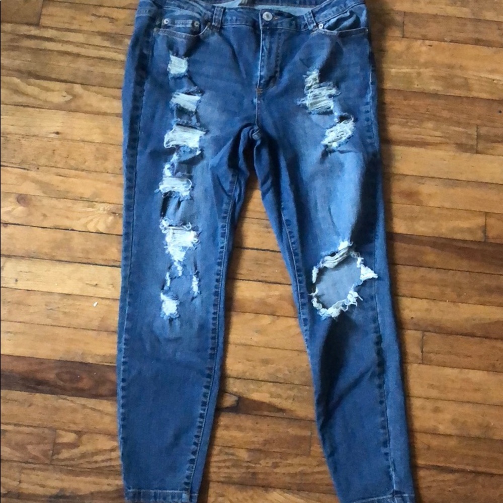 FOREVER 21+ destroyed skinny jeans 👖